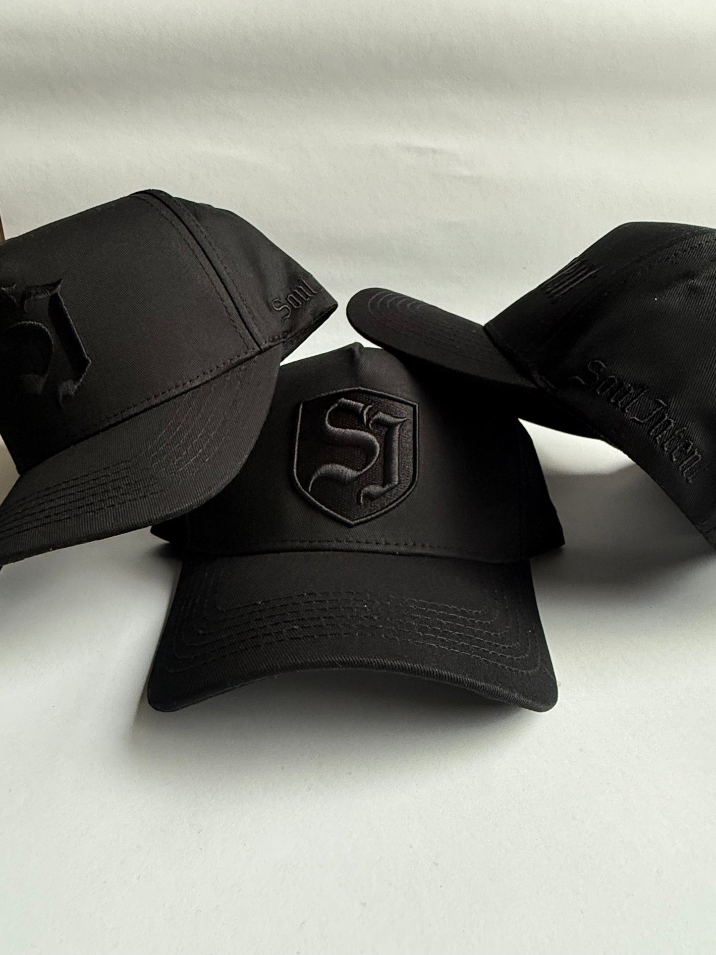 S.I SHIELD BLACK ON BLACK CAP