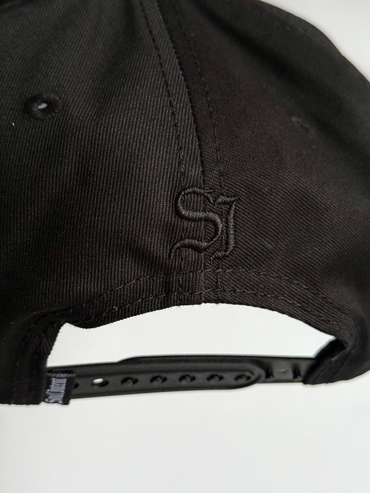 S.I SHIELD BLACK ON BLACK CAP